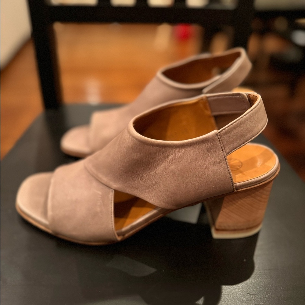 Coclico tan leather heeled sandal size EU 40